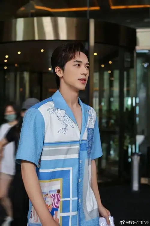 许魏洲官宣进入童话#许魏洲新综艺96,身穿蓝色背带裤 白t清爽可爱