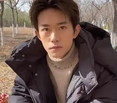 易烊千玺大胆晒出素颜照双眼皮变单眼皮眼睫毛好短