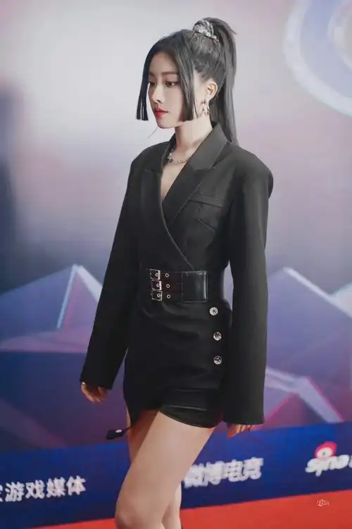 喻言电竞公益赛红毯饭拍图 黑色西装短裙 公主切造型……|短裙|公主