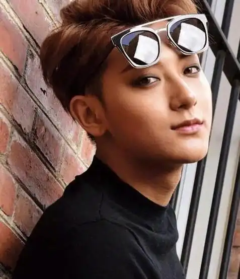 黄子韬抽烟姿势娴熟烟头未掐灭就乱扔