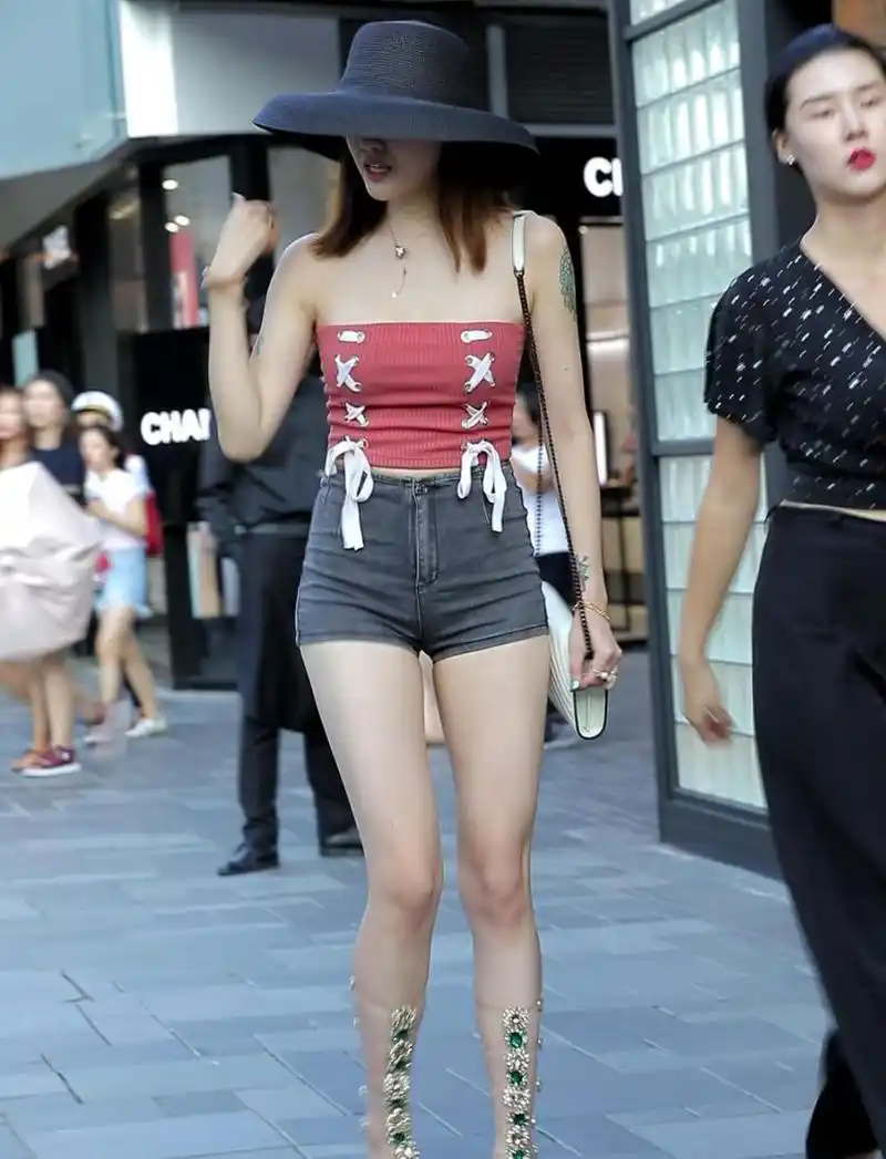 热裤大长腿美腿美女 #新冠第二波# #娱乐最前沿