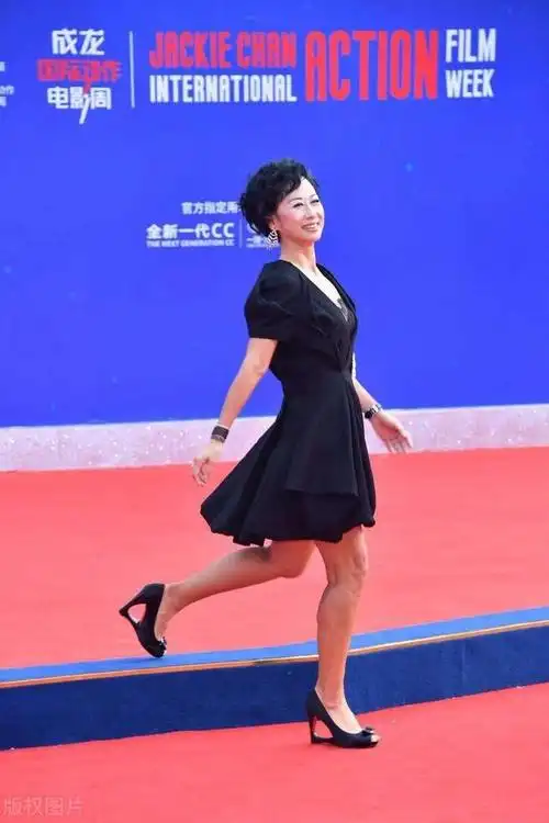 59岁叶倩文不服老穿泡泡袖连衣裙身段玲珑露蕾丝内搭更性感