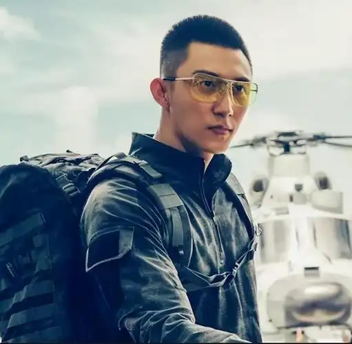 无论是生活中,还是影视剧里面,黄景瑜几乎一直都是维持着寸头,可见他