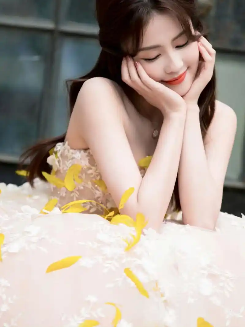 白鹿# 一袭黄色羽毛蓬蓬裙,清甜妩媚的容颜,窈窕曼妙的身材,白皙水嫩