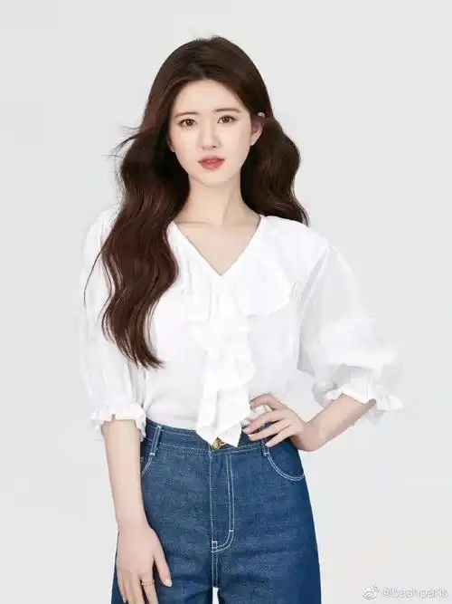 明星穿搭:钟楚曦甜妹风,甜美又温柔