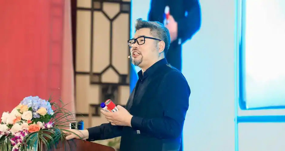 p data-id="gnbjkn1g5x">周导(周雷忠),男