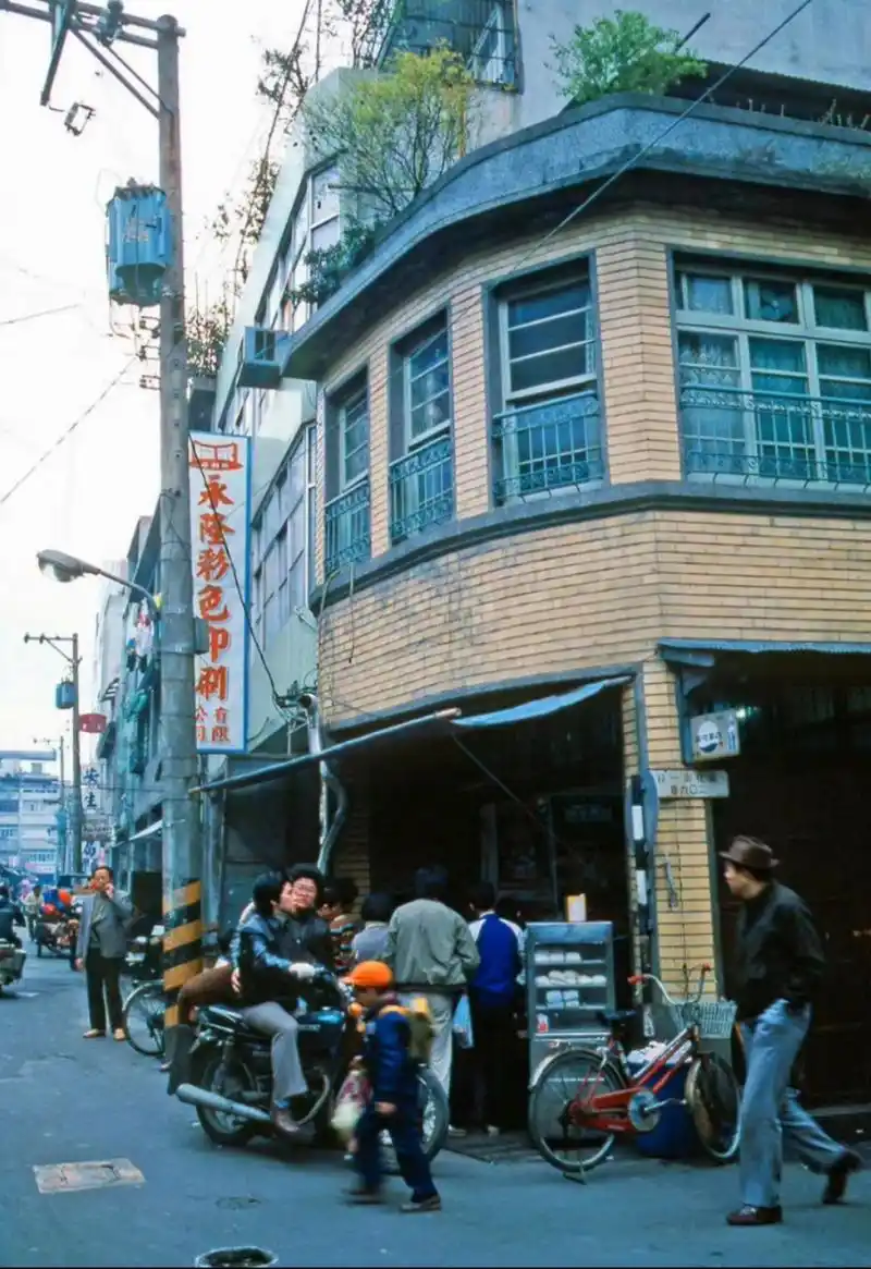 八十年代台湾街头,摩托车在大陆还是奢侈物时,台湾已经普及摩托车了