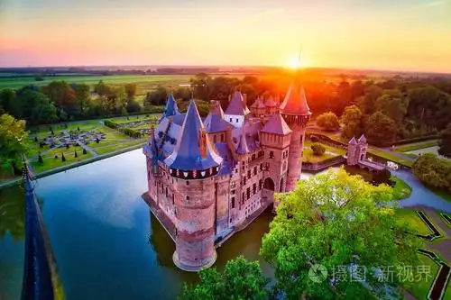 中世纪城堡哈尔的空中看法在日落在荷兰, 欧洲.