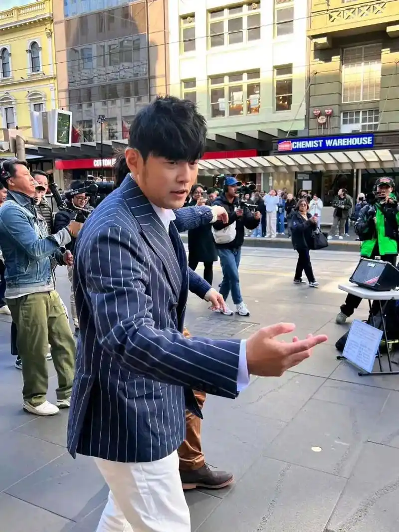 周杰伦近照状态,周杰伦现身墨尔本街头录制新综艺 ,网友纷纷表示:杰伦