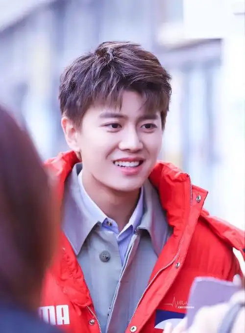 240105任嘉伦机场造型获赞粉丝热议青春潮流风