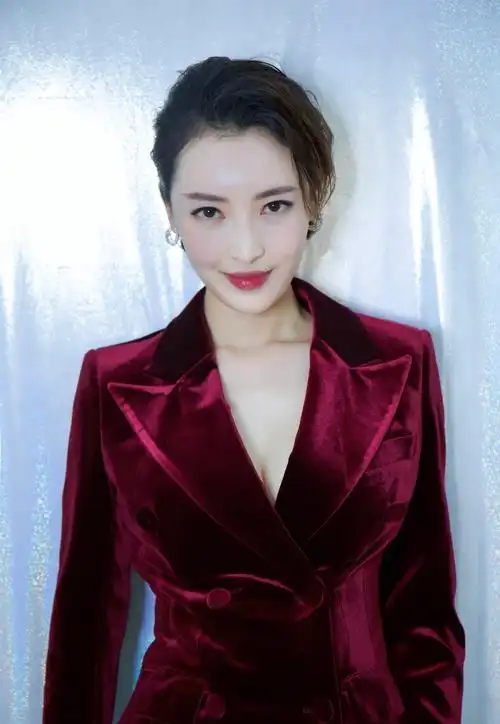 芒果台捧红的杨菲洋,不但歌唱得好听,如今也能和杨幂演对手戏了