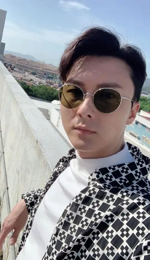 王浩信酷感墨镜写真图片