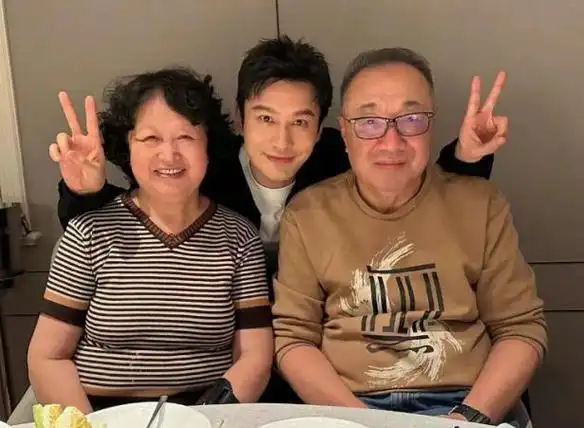 黄晓明晒全家福庆生小海绵送爸爸糖果礼盒祖孙三代同框超有爱