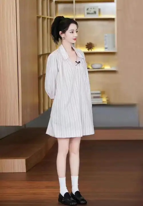 不少走在时尚前沿的女明星们也都喜欢穿,尤其是在机场私服搭配中更是