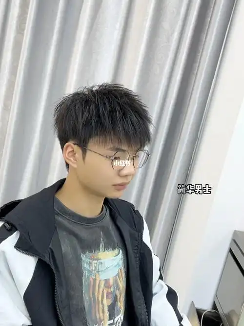 自然卷男生可参考的一款发型