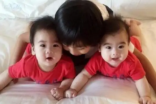 然而,一直以不老男神著称的林志颖,近年来晒的近照,眼角处的鱼尾纹