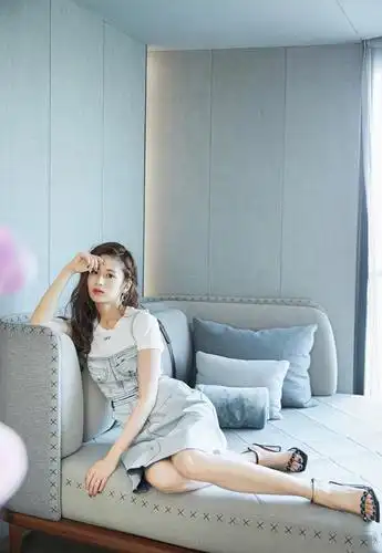 颖儿穿白色"浴巾"现身,胸前"排骨"瘦得惊人,却依然仙气逼人