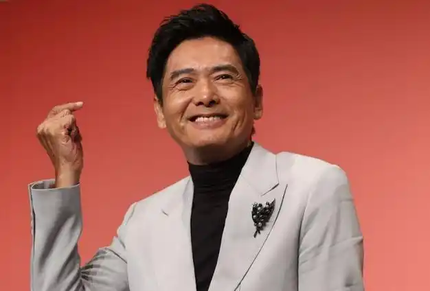 周润发亮相釜山电影节搭配有型格外年轻太帅气