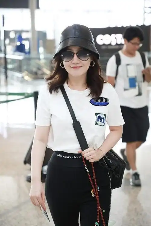 胡歌前女友薛佳凝好有气质身穿白t长裤看起来清爽又干净