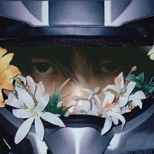 花与头盔我与易烊千玺