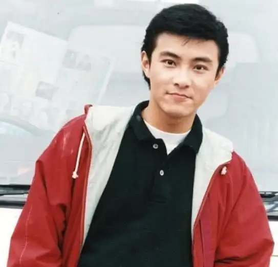 53岁张卫健近照,落魄到工地卖唱,面露微笑心态好!