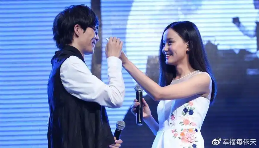 黄龄胡洋恋情曝光深夜街边挽手靠肩好甜蜜曾在姐姐里合作