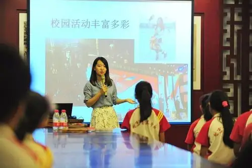 北大美女作家李若辰走进育英学校,分享"学习如何抄近道"!