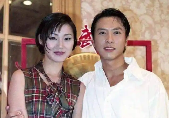 "不老女神"万绮雯近照曝光,如今53岁逆生长,网友:还是那么美_甄子丹