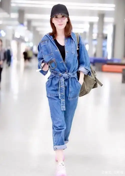 "美嘉"李金铭现身机场 牛仔连体裤配粉色运动鞋 少女感十足