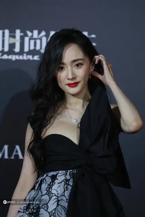 2020时尚先生年度盛典杨幂超大蝴蝶结裙优雅性感