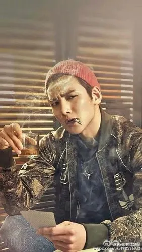 韩国帅欧巴抽烟造型秀:赵寅成风情万种 池昌旭李钟硕妖媚