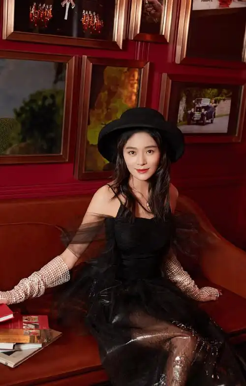 女演员王媛可性感时尚摩登写真