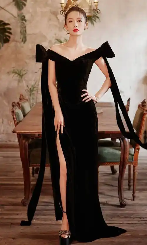 美艳女星李沁的高跟鞋美图_凉鞋_黑色_女明星