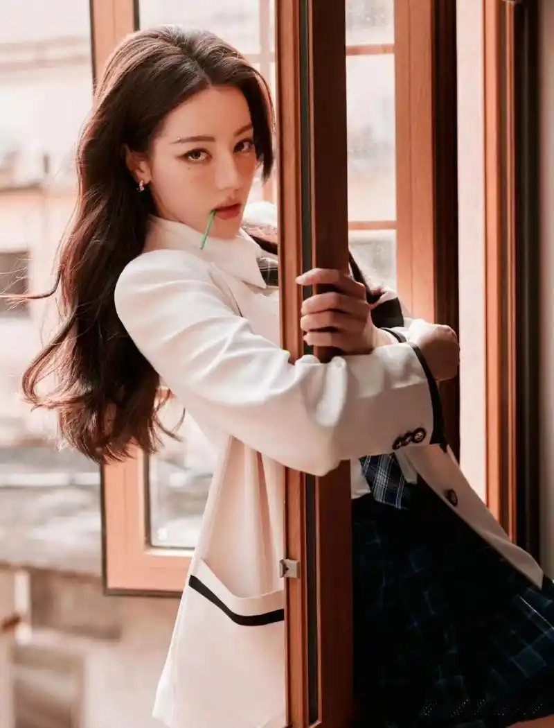 迪丽热巴的新照片美得我快窒息了