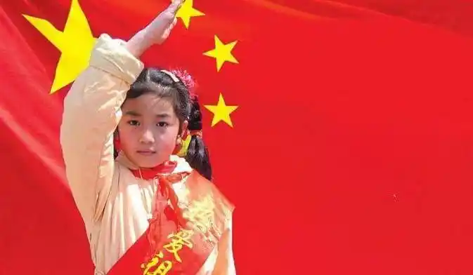 我跃入战壕准备战斗的一刹那,脑海中少先队员敬礼的情景依然浮现.