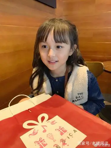 刘楚恬写完作业后才去逛街溜达,着实懂事可爱的小精灵