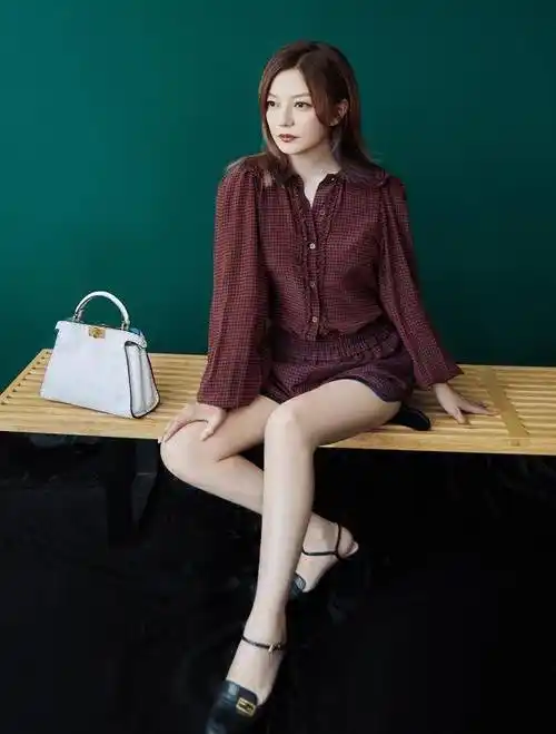 赵薇哪像44岁的女人?