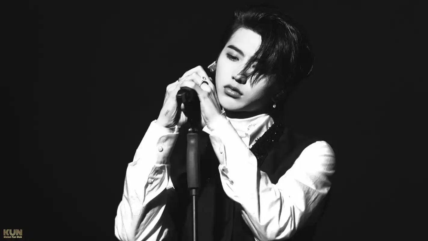 蔡徐坤2021个人巡回演唱会   画面定格渲染黑白 阴影阵阵边界点星 泪