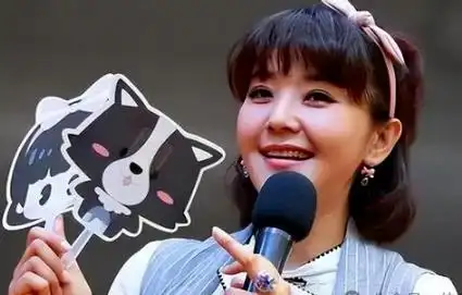 央视主持人方琼原来不姓方,和大8岁领导闪婚生子,她过得幸福吗?