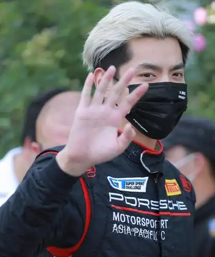 吴亦凡素颜参加赛车活动被抓拍,邋遢憔悴藏不住,30岁状态看愣了