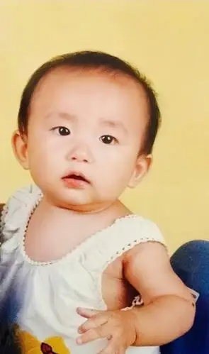 易烊千玺童年照来袭祝我们永远的小朋友节日快乐