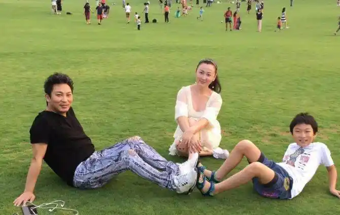 90年代歌手现状:高枫英年早逝,井冈山成酒鬼,陈少华出狱成富翁_解晓东