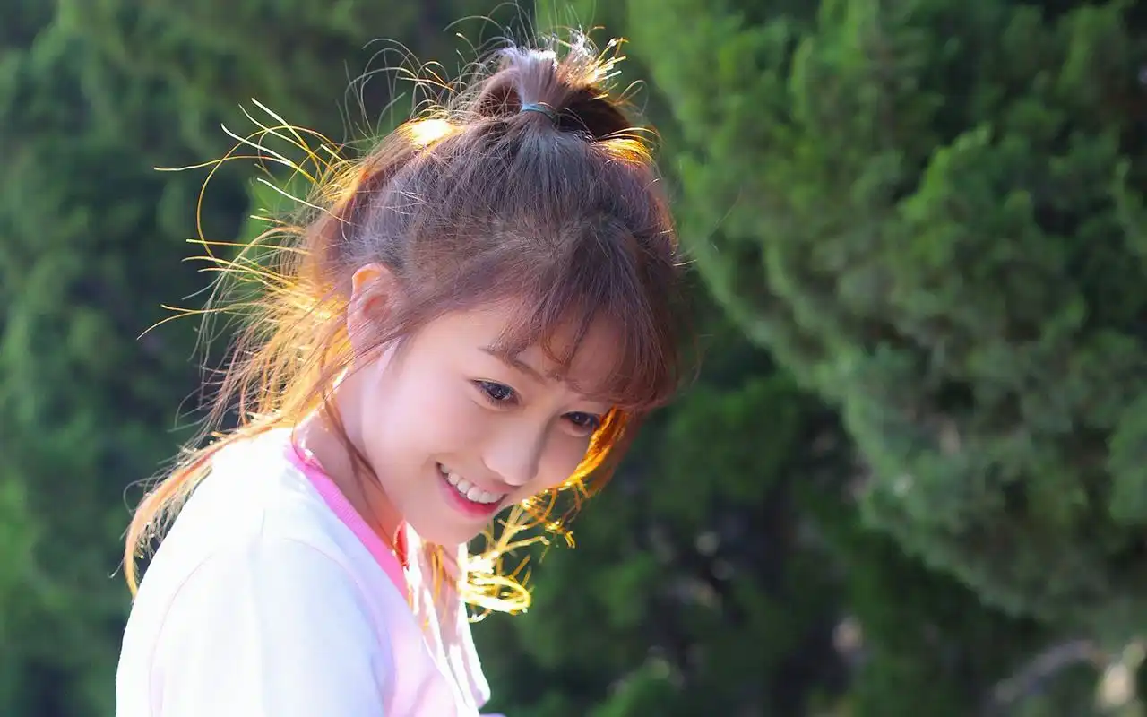 青春少女阳光写真图片桌面壁纸