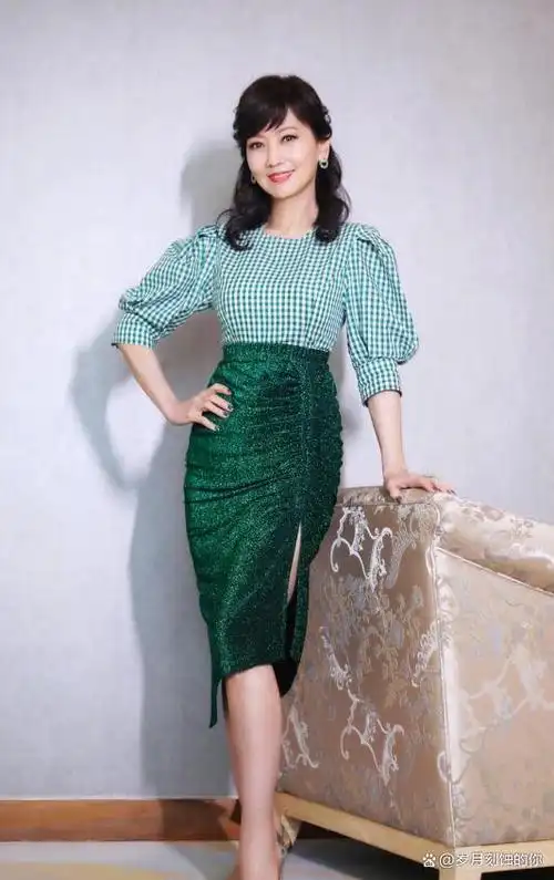 赵雅芝近照曝光,皮肤松弛气血不足,穿紧身裙展现身材