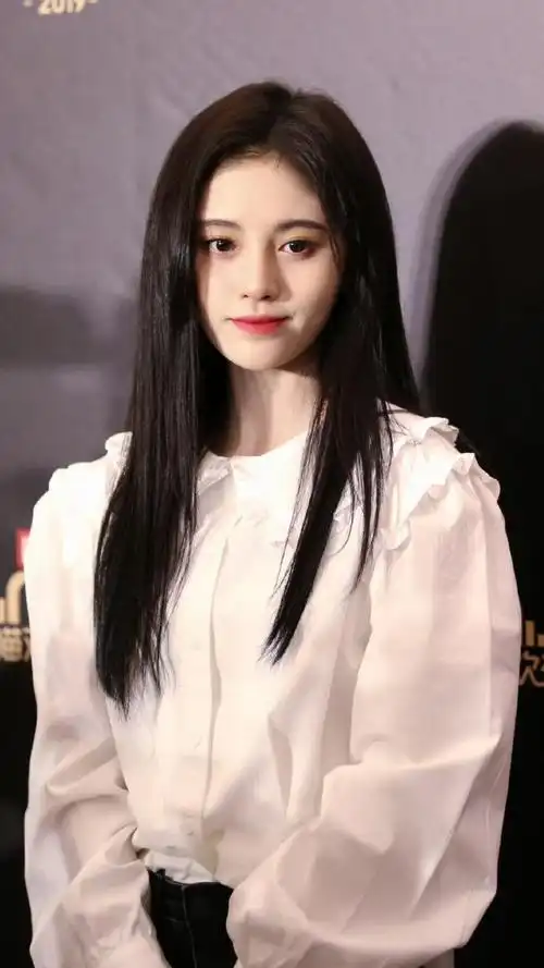 ##鞠婧祎# 

考古了19年天猫活动现场