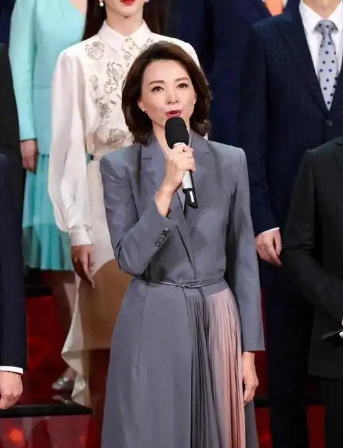 董卿素颜近照曝光,穿印花衫配红色包臀裙,生图看着依旧气质十足