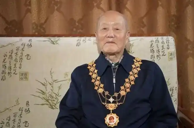 共和国勋章获得者张富清荣誉属于千千万万牺牲了的烈士