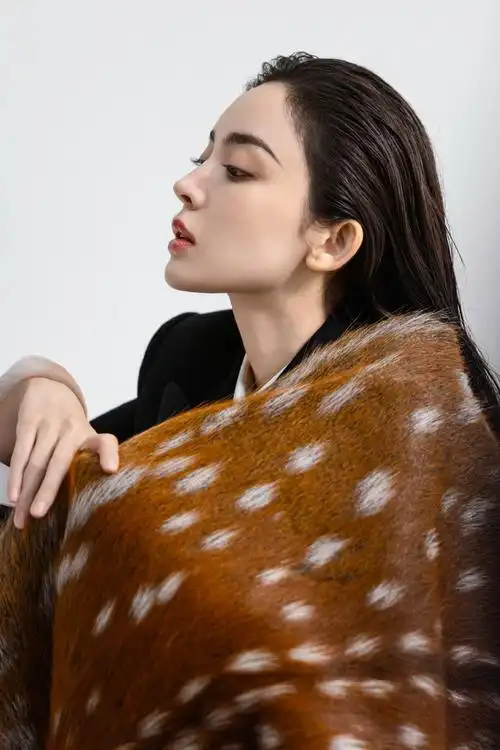 娜扎湿发红唇妆##娜扎wsj一月刊封面