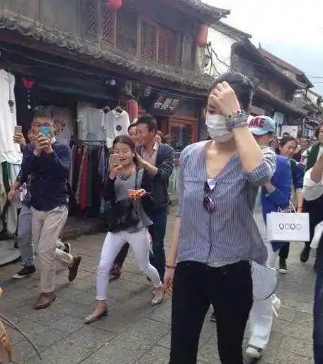 然而跑着跑着,粉丝们也开始追了起来,这感觉,就连王菲都觉得很搞笑,忍