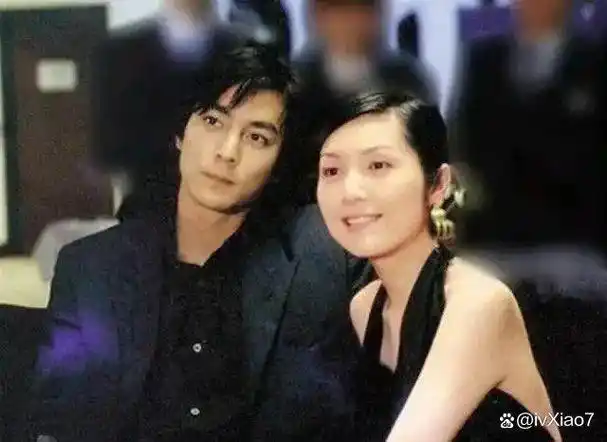 那年,郑中基曾经拼命追求杨千嬅,而杨千嬅则冷淡地对他说:"我对男友的